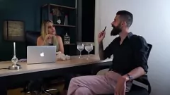 Abspielen Entdecken Sie die ungezähmte Leidenschaft eines Amateur-Teenagers, der sich einen Hardcore-Blowjob gönnt und dabei seine sinnliche und verspielte Seite hinter der Kamera offenbart