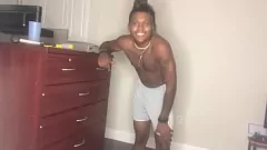 Odtwórz Handsomedevan wystawia swojego wielkiego czarnego kutasa publicznie na solową sesję ze swoją cukrową mamą