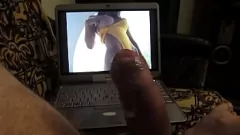 Jouer Un mec excité regarde du porno, branle son énorme bite et jouit avec une charge énorme