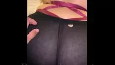 تشغيل إنه يضع دسار سيليكون كبير في أحمقها الواسع مع الكثير من الديك