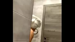 تشغيل جلسة الاستحمام المشبع بالبخار في RitaFox: شاهدها وهي تغسل وتستمتع بكسها الرطب بينما ترتد ثدييها الساخنة