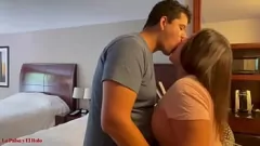 Odtwórz Druhna La Paisa szaleje z dużym kutasem drużby w pozycji na pieska przed ślubem!