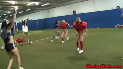 Afspelen Ondeugende studentenverenigingmeisjes worden vertroebeld met intense orale actie op het voetbalveld