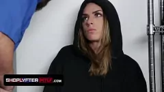 Odtwórz Spotkanie Jaimiego Vine’a w biurze tabu: ochroniarz rucha przyciętą cipkę mamuśki w stylu na pieska po kradzieży biżuterii w sklepie