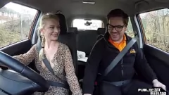 تشغيل جمال اليورو مفلس يركب بقوة في الأماكن العامة قبل إعطاء اللسان الرطب في السيارة