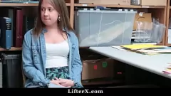 Jouer Une voleuse à l'étalage adolescente coquine se fait caresser et baiser durement par un flic de sécurité dominant