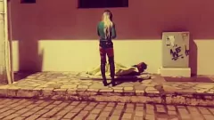 Redare Șoferul sexy de la Uber Vivi-Sexydoll îi oferă unui bărbat fără adăpost o plimbare cu penisul pe stradă