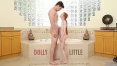 Abspielen Porno mit Bauern Sex mit einem kleinen Mädchen beim Sex in der Badewanne