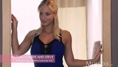 Redare Blonda Apare In Dormitorul Lui Si Este Pregatita De Dezmat Total