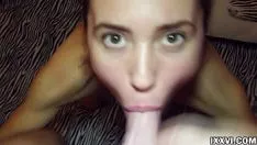 Reproducir Le hace una mamada a su novia durante 20 minutos y se la deja en la boca