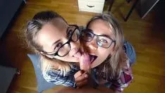 Odtwórz Profu robi lodzika dwóm studentom i spryskuje ich spermą na okulary