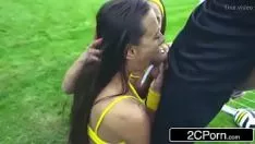 تشغيل فوتاي مع اثنين من لاعبي كرة القدم توأم على الأرض