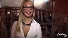 Redare Sex In Public In Club Cu Iubita Blonda