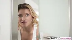 تشغيل آنا بولينا تقوم بتدليك مريح للديك والملاعين بسرعة