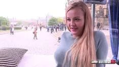 Abspielen Blondes Mädchen, das Sex in der Öffentlichkeit hat