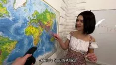 Redare Profesoara de geografie care este sedusa intr-o partida de sex in clasa unde face cursuri