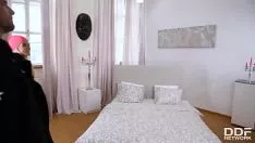 Afspelen De lul dringt haar strakke kutje perfect binnen