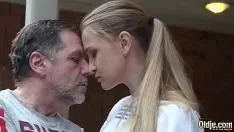 Odtwórz Bardzo intensywny Xxx z brodatym tatą uprawiającym anal Xxx ze swoją pasierbicą