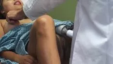 Redare Viviana la ginecolog e masturbata cu vibratorul