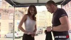 Odtwórz Murzynka przyjmuje dużo kutasów