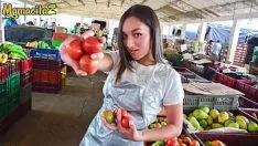 Reproduzir A garota do mercado trepa forte com clientes galões