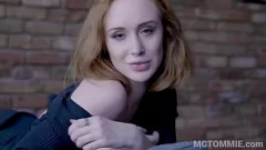 تشغيل أحمر الشعر في سن المراهقة لينينا كراون مكثفة بوف اللعنة في فستان أسود قصير