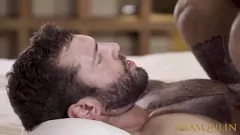 Redare Markus Cage, musculos, negru, într-o întâlnire interracială
