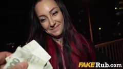 Adolescentă tatuată futută într-o boiler înfiorător pentru bani