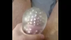 Reproduzir Slim Stud dispara uma carga enorme usando seu brinquedo