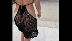 Reproducir La loca camina más desnuda por la calle y dice que quiere follar en el hotel