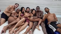 Oynat Yasmin Ribeiro ve Afrodite Hotwife ile Vahşi Bir Seks Partisinin Perde Arkası