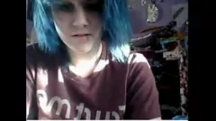 Oynat Busty Emo Tease: Göğüslerin ve Kedinin Açık Gösterişleri