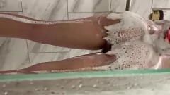 تشغيل وقت الاستحمام بالصابون للأخت غير الشقيقة: كاد الأخ غير الشقيق أن يمسك به