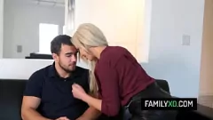 Oynat Busty sarışın Nina Elle, üvey oğlunun dick'e karşı koyamıyor