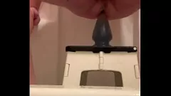 Afspelen Rondborstige blonde neemt meerdere buttplugs en cums hard