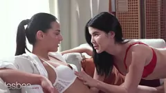 Redare Lesbiene senzuale în lenjerie | Sexul intim cu gagica cu țâțe mici