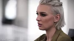 Odtwórz Blondynka z krótkimi włosami staje się twardy w dużych dupkach porno