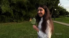 Reproducir Los adolescentes de Wild College se vuelven juguetones en público: un encuentro de bosque de bambú