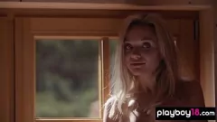 Afspelen Slim Russische blonde Zhenya Belaya in expliciete solo -striptease
