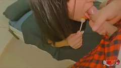 Jouer Hot adolescente Deepthroat Big Cock e si spegne in bocca