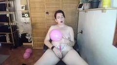 Afspelen Het harige kutje van Italiaanse milf en grote natuurlijke tieten in rekenballonspel