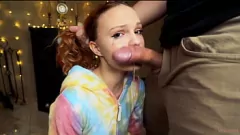 Abspielen Petite Redhead nimmt einen Hardcore -Gesichtsschot