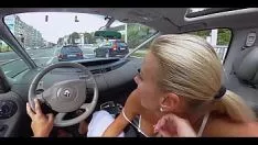 Odtwórz Dobrze ssie i daje długie i mocne doznania