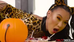 Reproducir ¡Llena el apretón de adolescente apretado y el pétido con polla del tamaño de dulces y escucha su gemido!
