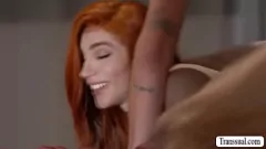 تشغيل الفتاة الحمراء T-Girl Ariel Demure تحصل على سرد من قبل صديقها