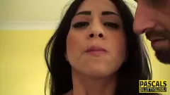 Reproducir Julia De Lucia en una sesión de mamada dura: Puta sumisa hace garganta profunda y amordaza una polla gruesa