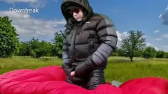 Abspielen Down Freak Cumshots: Wichsen in Sherpa-Daunenjacke, Fäustlingen und Hosen
